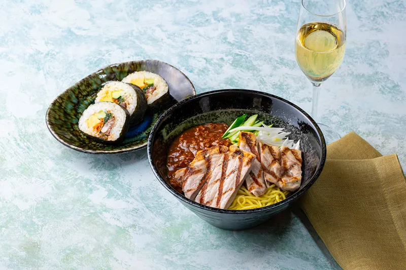 白馬豚のジャージャー麺と白馬豚ロースグリル、キンパとともに 