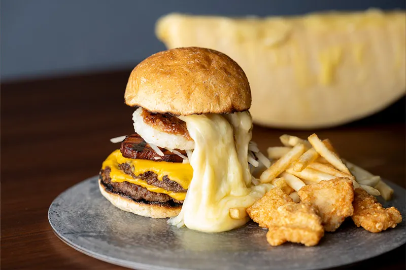 信州和牛とラクレットチーズのハンバーガー