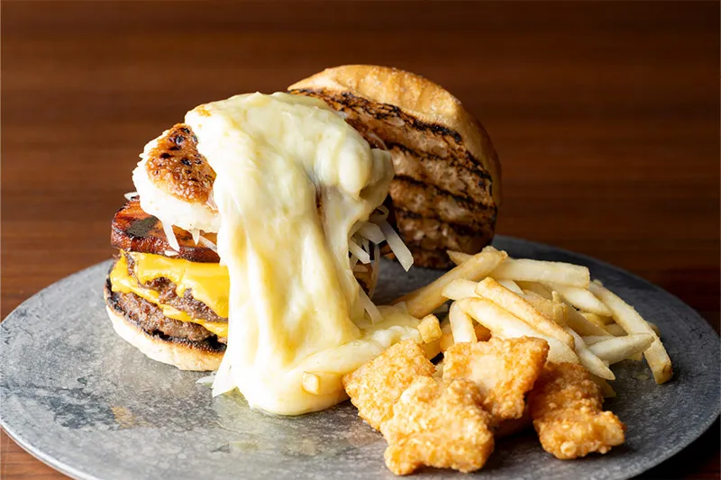 信州和牛とラクレットチーズのハンバーガー
