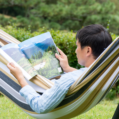 ハンモックの上で過ごす読書タイム