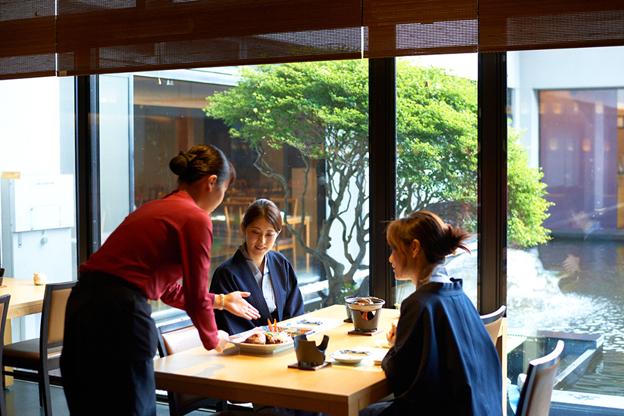 ホールのスタッフの接客が料理の味を引き立てます