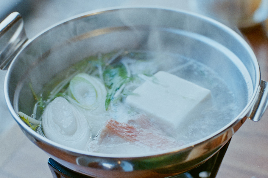 朝⾷の湯⾖腐には⾦⽬鯛が。