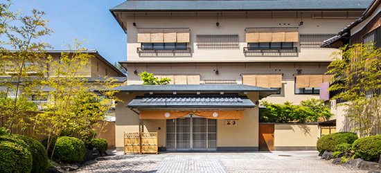 春の草花と新緑に映える古都・京都の散策に　料理長自慢の京会席を満喫する旅へ