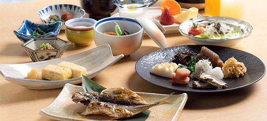 ラフォーレ伊東温泉 湯の庭　旬の食材を使った和総菜に、出汁をきかせた厚焼き玉子も「朝食付プラン」(朝食付)
