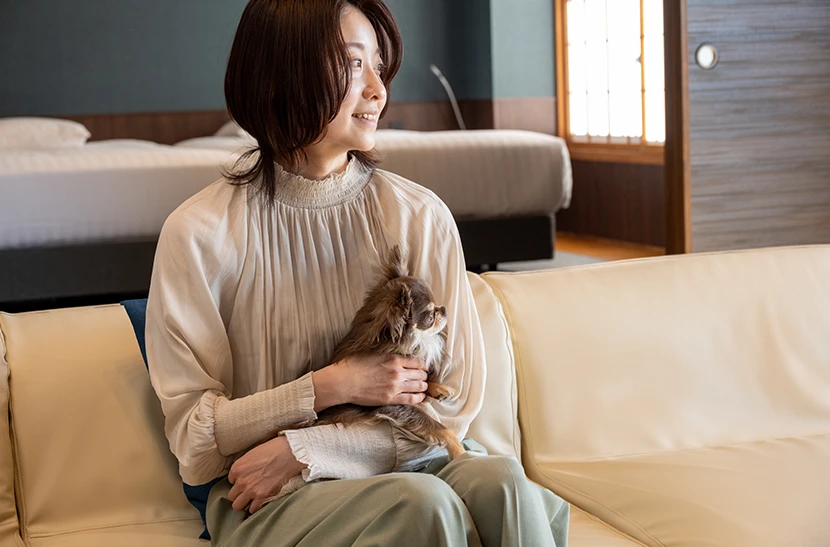 愛犬もくつろげる革張りのソファ