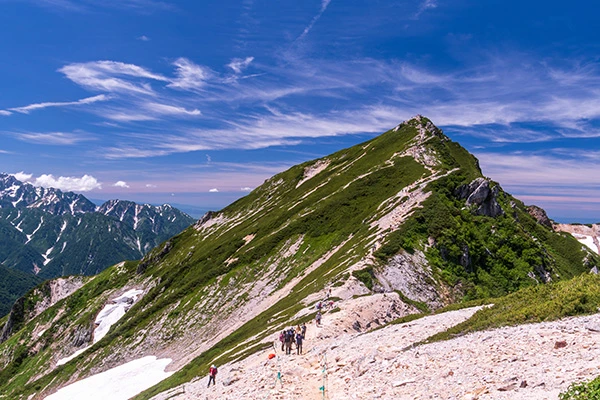 唐松岳山頂を臨む